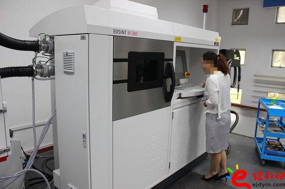 大型金屬3D打印機現(xiàn)場展示 金屬3d打印機大行其道 Optomec推出LENS機床系列金屬3D打印系統(tǒng)