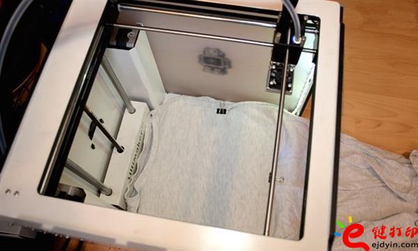 將T恤鋪在構(gòu)建板上-3D打印培訓(xùn)設(shè)計簡易教程 DIY個性定制自己的T恤3D打印裝飾